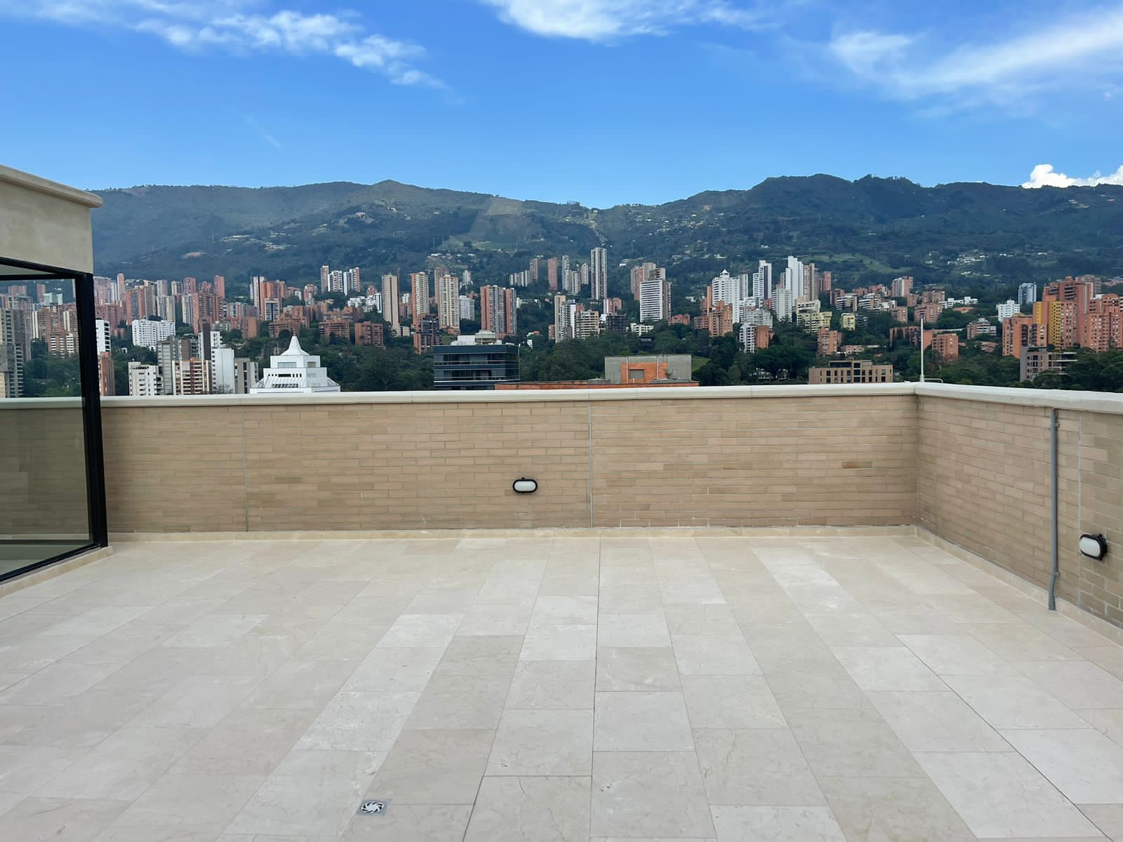 Like-New Two-Level El Poblado Penthouse With Private Rooftop Terrace, Full Amenities & Fantastic Views Like-New Two-Level El Poblado Penthouse With Private Rooftop Terrace, Full Amenities & Fantastic Views