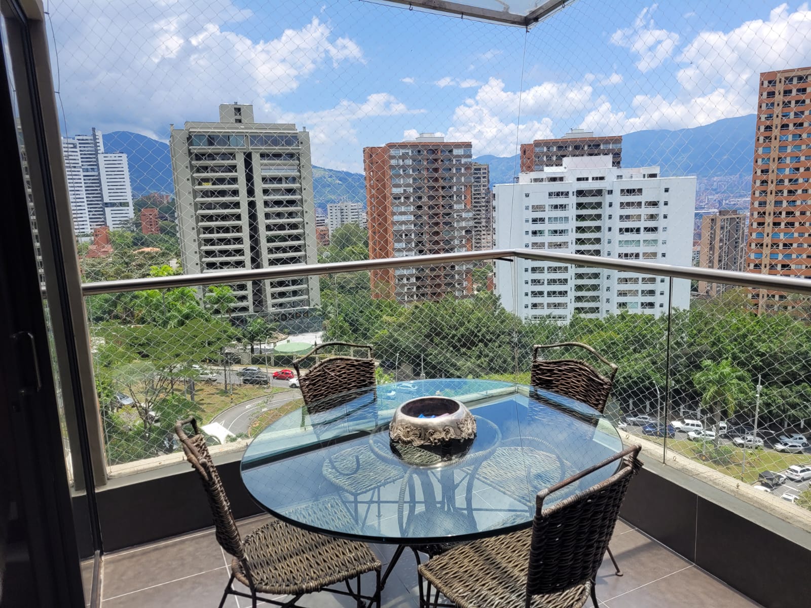 Spacious, Two-Level Los Balsos (El Poblado) Penthouse With Terrace Space and Mountain Views Spacious, Two-Level Los Balsos (El Poblado) Penthouse With Terrace Space and Mountain Views