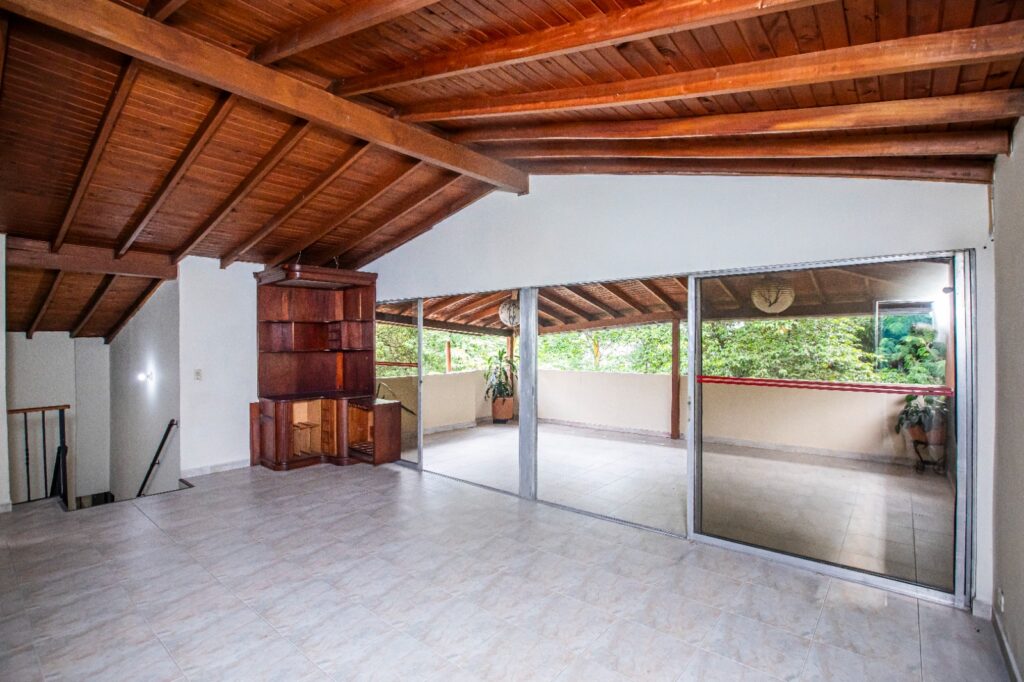 Price Reduced! Top-Floor Conquistadores (Laureles) Apartment With Huge Private Terrazo and High Ceilings