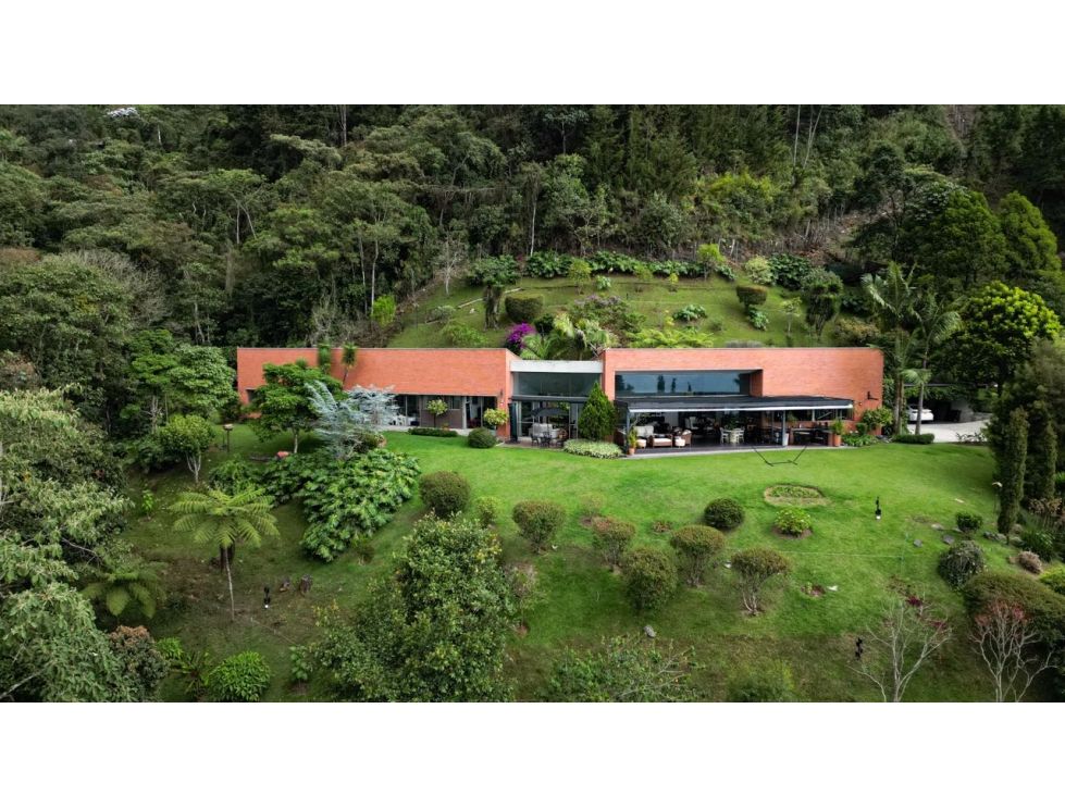 440m2 Luxury Home In Alto de Las Palmas on 1.63 Acre Lot – Exclusive Gated Community of 12 Homes
