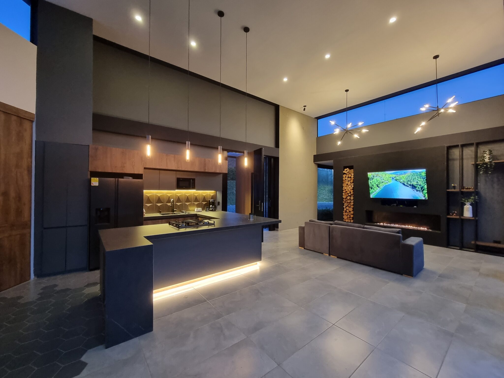 Like-New Lakefront El Peñol Home In Exclusive Gated Community of 20 Homes – Modern Finishing’s, Massive Terrace, and Low Carrying Costs Like-New Lakefront El Peñol Home In Exclusive Gated Community of 20 Homes – Modern Finishing’s, Massive Terrace, and Low Carrying Costs