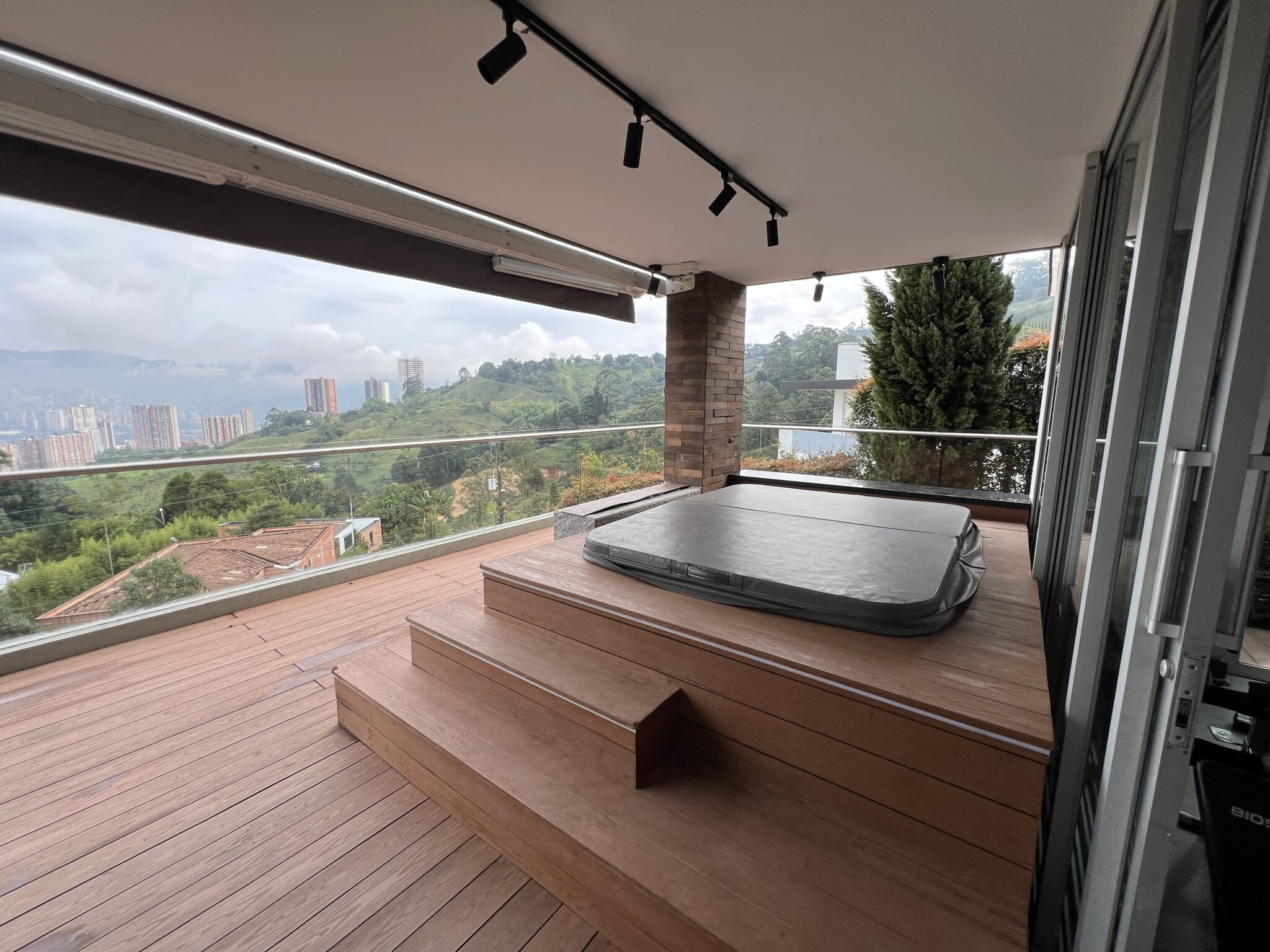4BR Gated Community Sabaneta Home With Low Cost Per M2; Terrace With Jacuzzi And Super Views As Well As Additional Independent Apartment Space 4BR Gated Community Sabaneta Home With Low Cost Per M2; Terrace With Jacuzzi And Super Views As Well As Additional Independent Apartment Space
