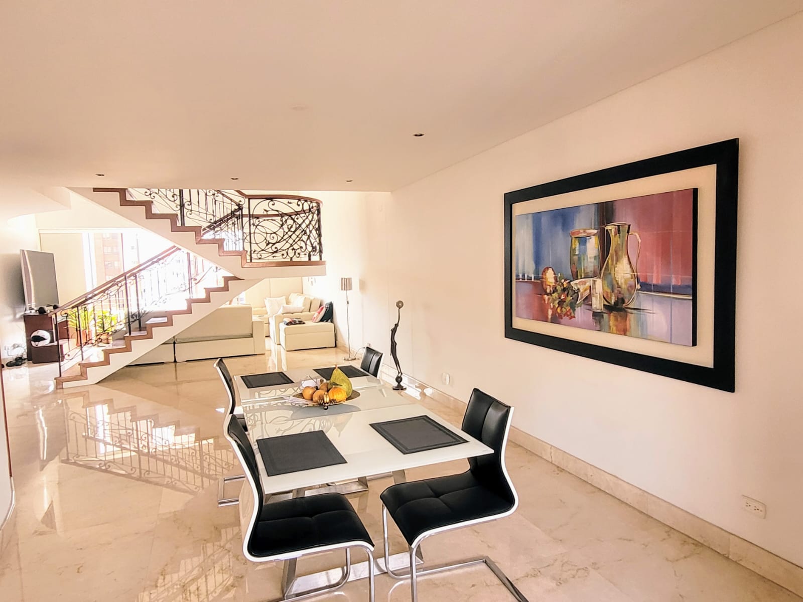Two-Level Laureles Penthouse In Prime Location – A/C and Fantastic Potential For An Upgrade Two-Level Laureles Penthouse In Prime Location – A/C and Fantastic Potential For An Upgrade