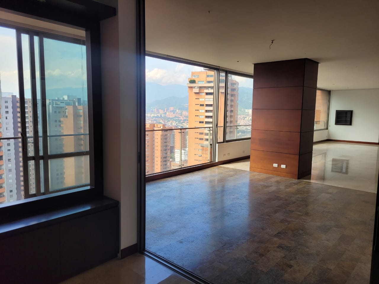 Massive 3BR El Poblado Apartment – Open Spaces, A/C, Walkable to Provenza, and Super Views Massive 3BR El Poblado Apartment – Open Spaces, A/C, Walkable to Provenza, and Super Views