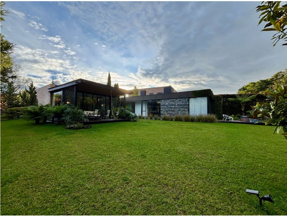 3BR Envigado Gated Community Home – Perfect Location In Alto De Las Palmas With Low Carrying Costs