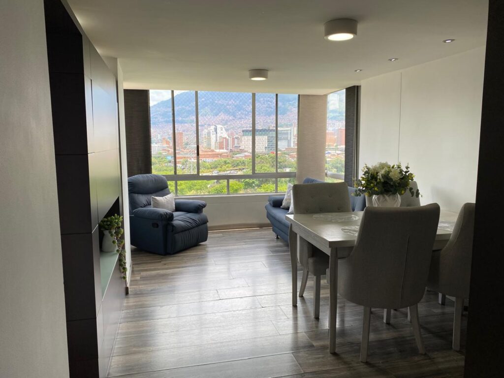 Perfect Rental Option – 2BR Laureles Apartment With Stunning Mountain Views and Walkable To Popular Parques del Rio