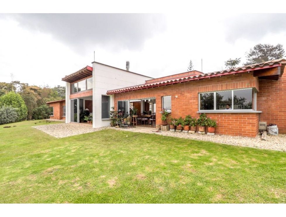 4BR Gated Community Home In Prime Alto de Las Palmas Location – High Ceilings and Beautiful Hardwood Flooring