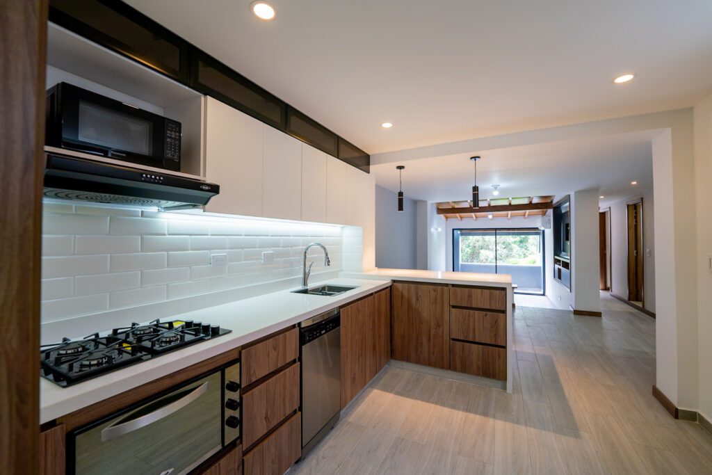 Priced To Sell! Remodeled Luxury Penthouse in Near Segundo Parque | Laureles