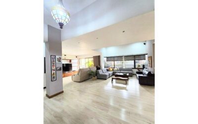 title 4BR El Poblado Penthouse in Tomatera with Spacious Interiors and Proximity to Provenza