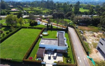 title Llanogrande Country House On 0.39 Acres and With Master Bedroom Jacuzzi and Manicured Grounds