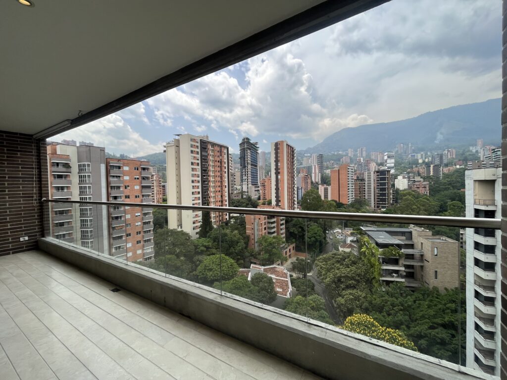 Near Penthouse, 3BR El Poblado Apartment in Lalinde with Incredible 360-Degree Views and Walkable to Provenza