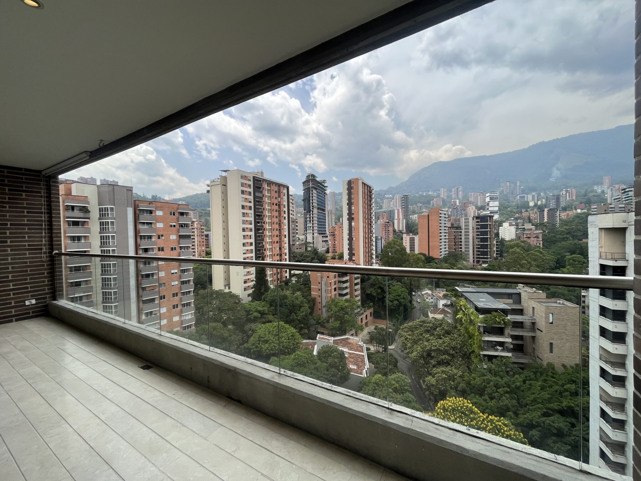 Near Penthouse, 3BR El Poblado Apartment in Lalinde with Incredible 360-Degree Views and Walkable to Provenza