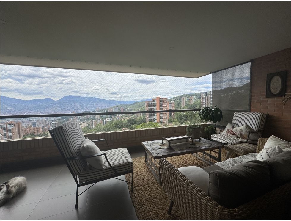 4BR El Poblado Apartment with Incredible Views, Prime El Tesoro Location, and Excellent Amenities