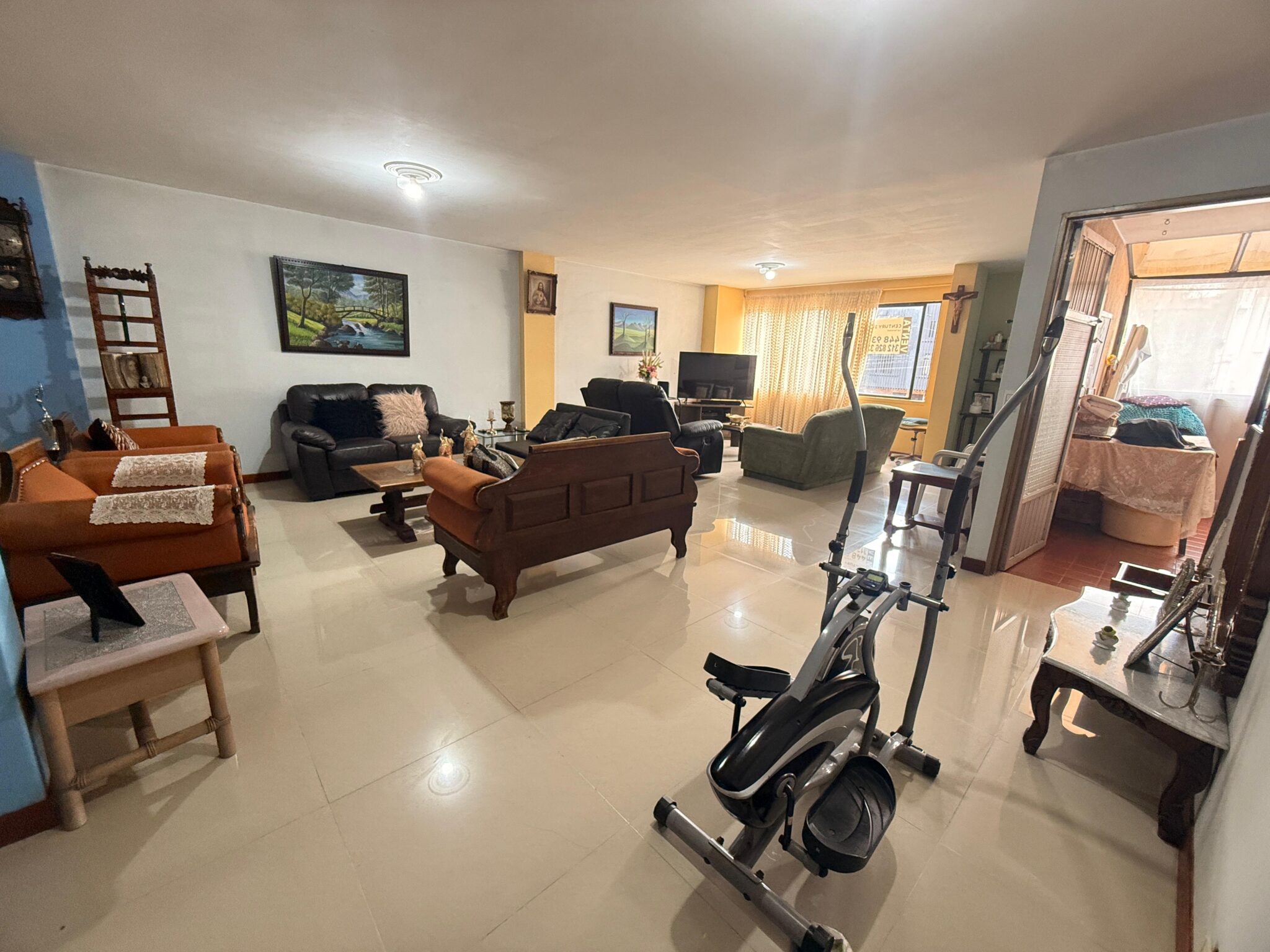 Spacious 3BR Laureles Apartment Located Along Avenida 33 – Perfect To Remodel Spacious 3BR Laureles Apartment Located Along Avenida 33 – Perfect To Remodel