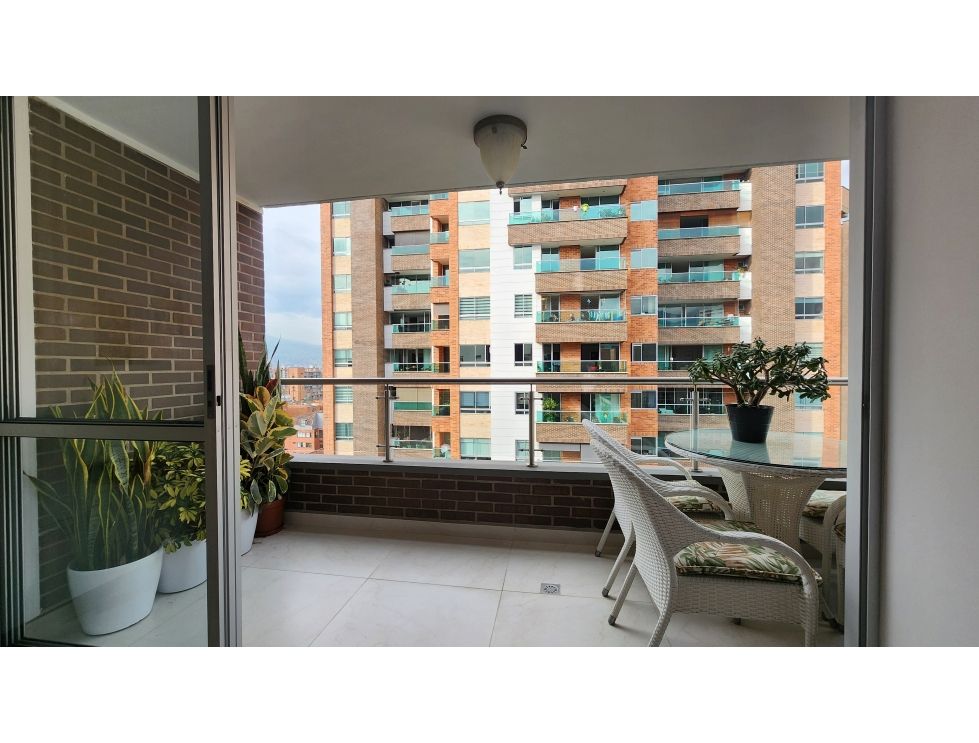 Like-New, 3BR Zúñiga Apartment with Low HOA Near El Poblado Border
