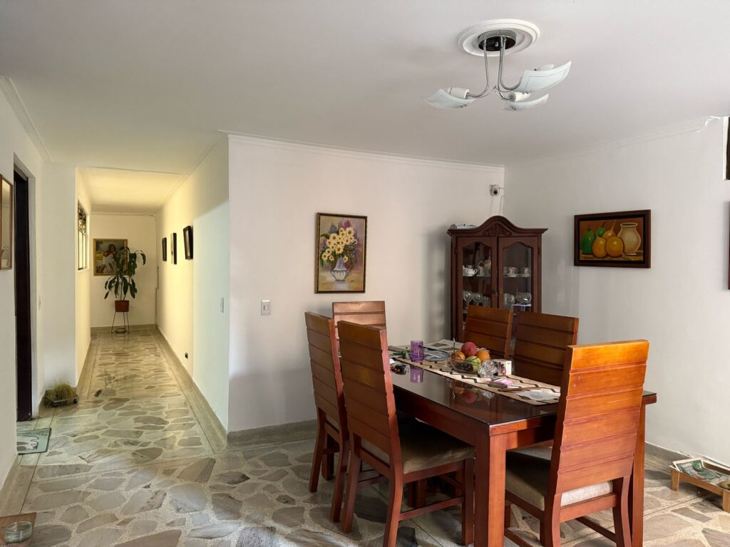 Well Located 3BR Laureles Apartment With Low Cost Per M2 – Apt For A Remodel