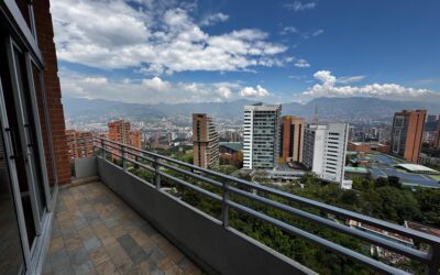 title Two-Level El Poblado Penthouse With Sprawling Mountain Views and Great Access To El Tesoro