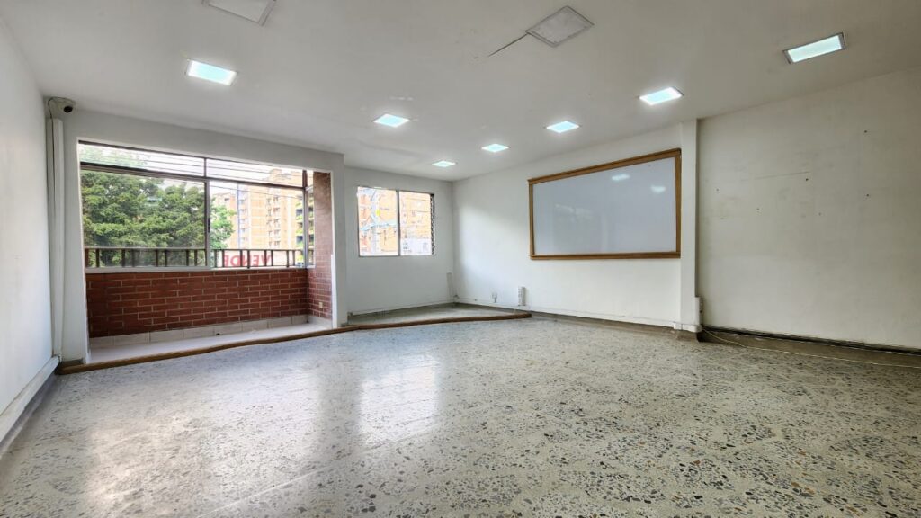 Low Cost Per M2 Laureles Apartment In Desirable Location