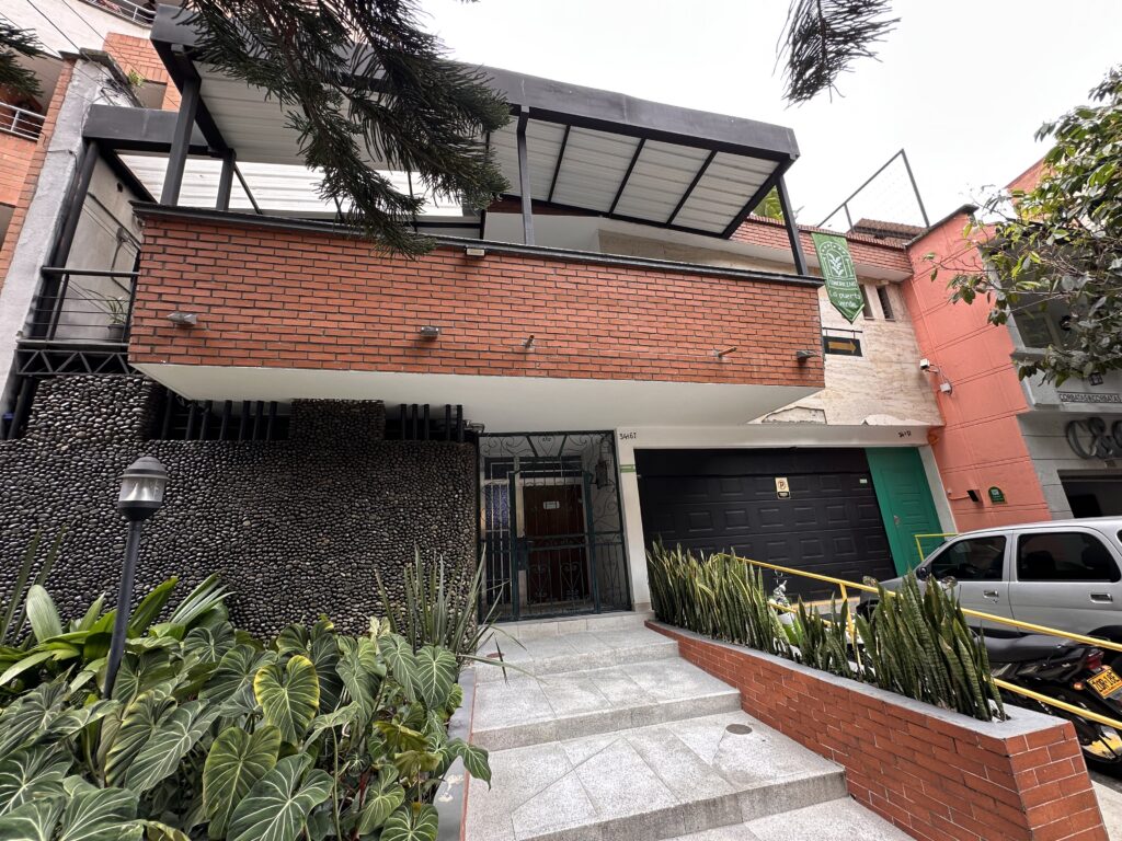 Massive Three Story Commercial Opportunity in Segundo Parque de Laureles