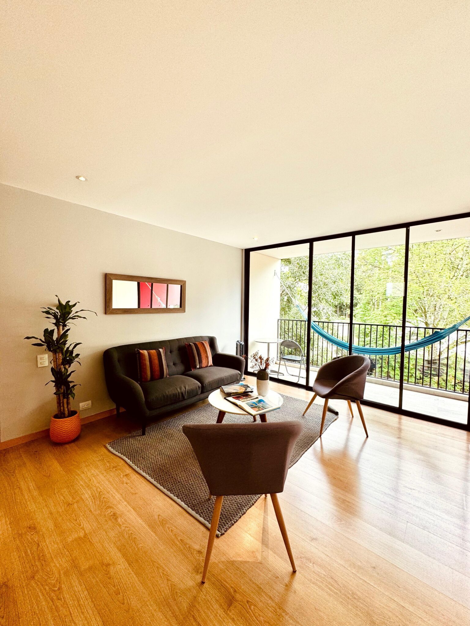 Modern 1BR Short-Term Rental – Walkable To El Poblado Entertainment