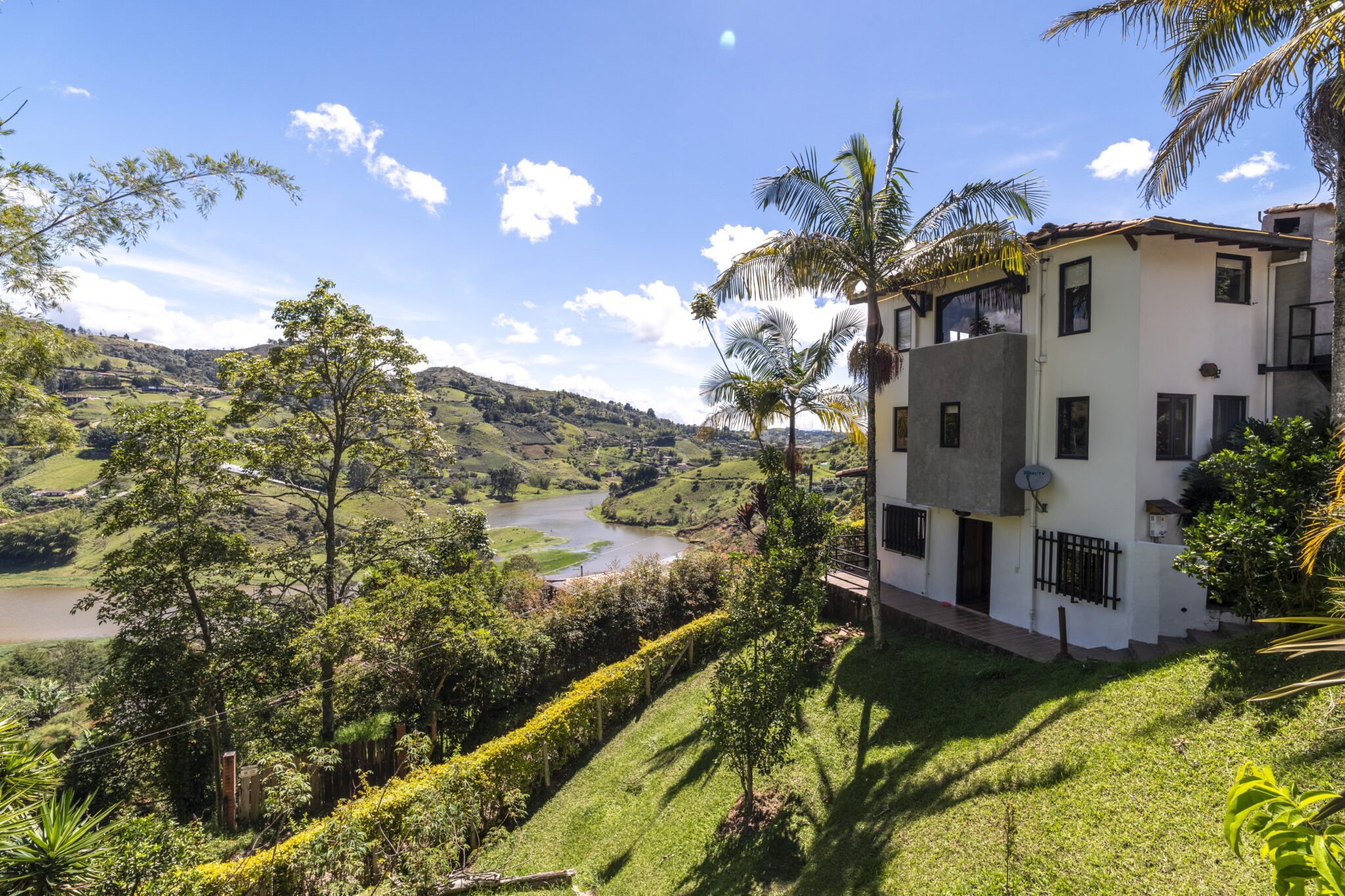 Country Estate with Panoramic Views in El Peñol – Perfect For Airbnb Country Estate with Panoramic Views in El Peñol – Perfect For Airbnb