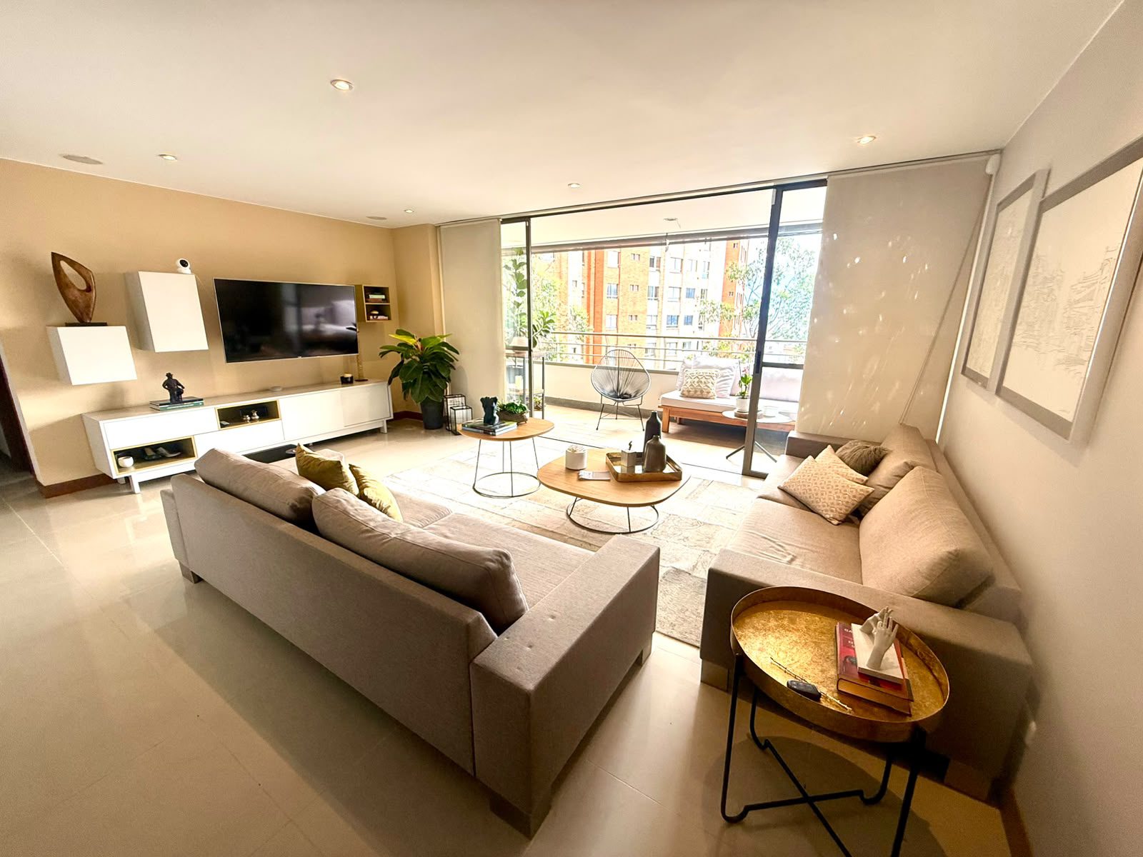 Bright 3BR Apartment Steps from Verona Mall In El Poblado Bright 3BR Apartment Steps from Verona Mall In El Poblado