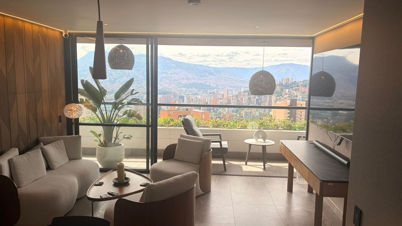 Bright High-Floor 2BR Unit Near El Tesoro | El Poblado Bright High-Floor 2BR Unit Near El Tesoro | El Poblado