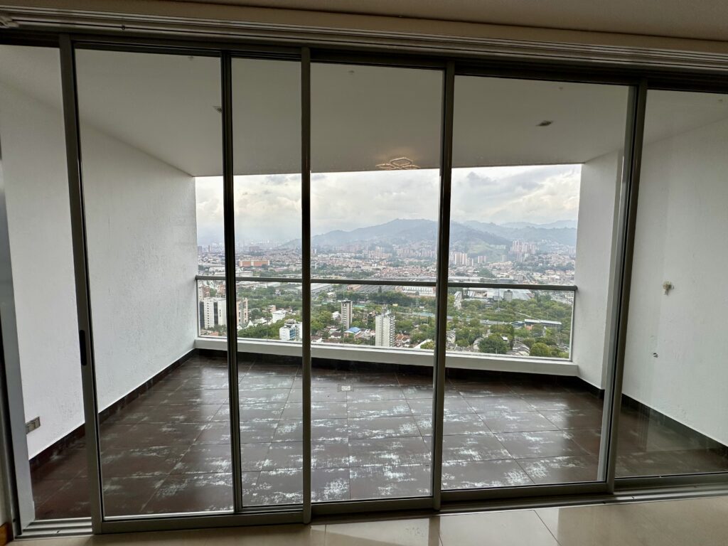 3BR High-Floor Residence with Panoramic Balcony Views |El Poblado