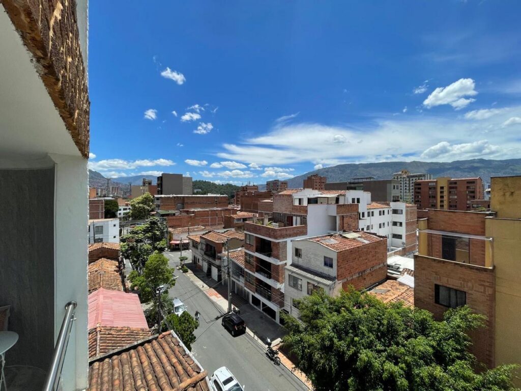 Turnkey 3BR Furnished Residence with A/C and City Views | Laureles