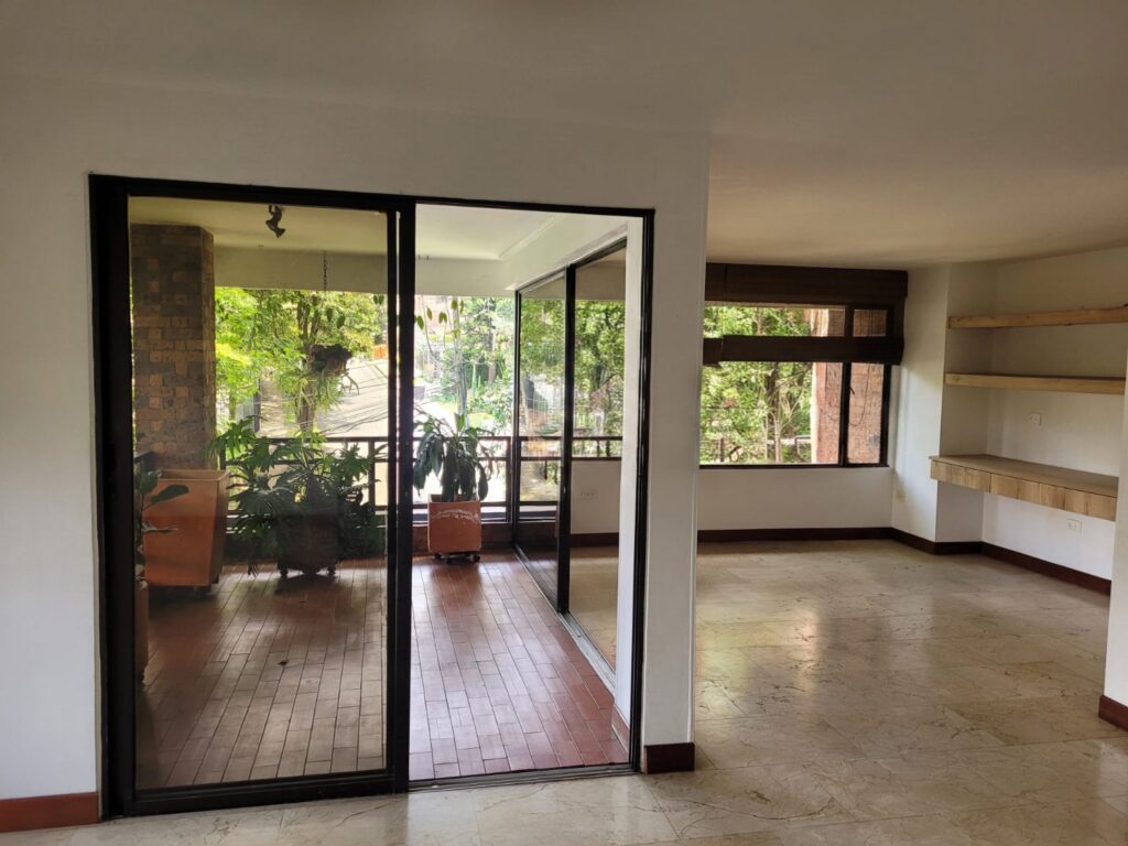 Spacious 3BR Apartment with Renovation Potential | El Poblado
