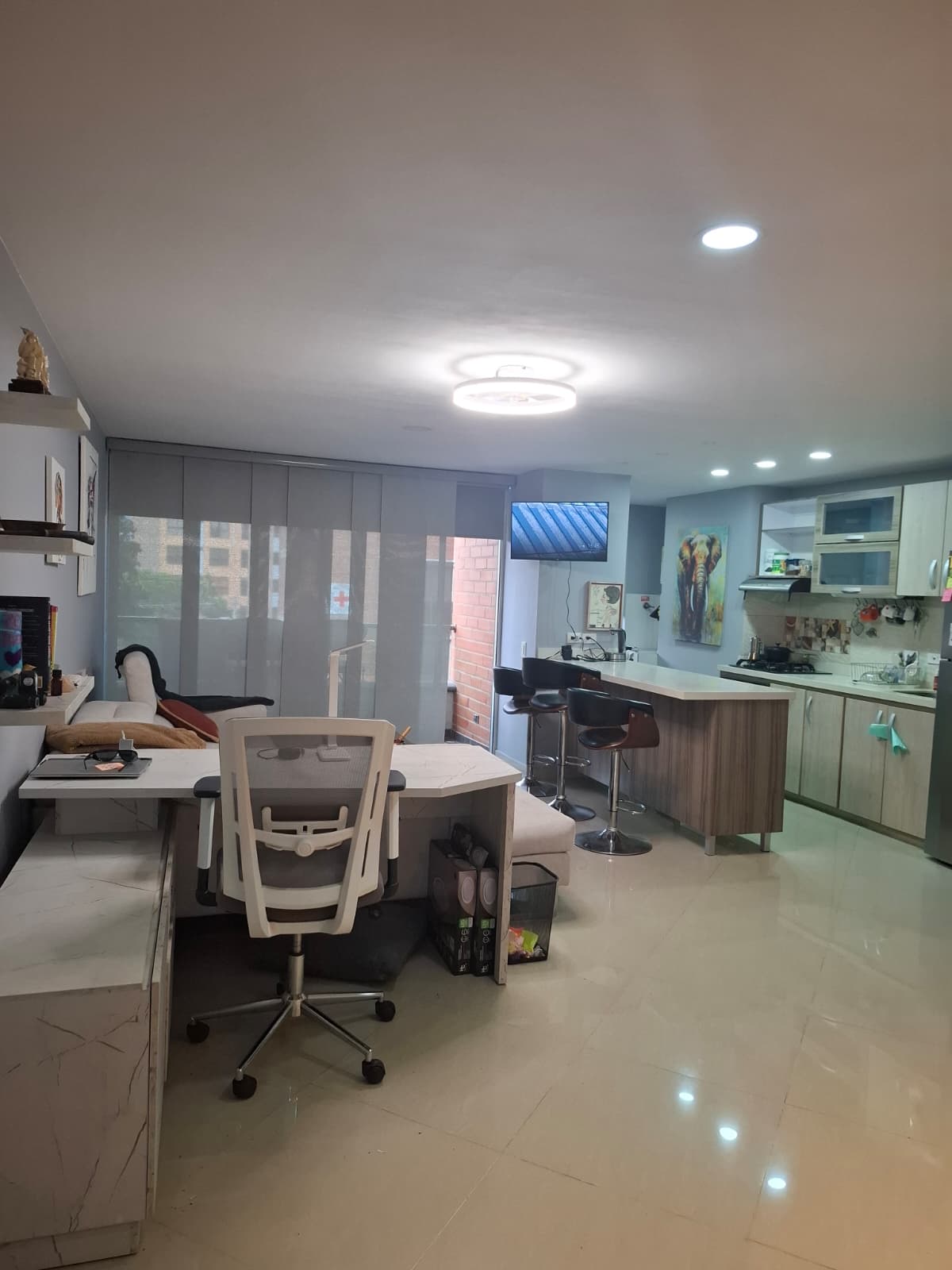 3BR Upgraded Apartment with Expansive Balcony | Laureles