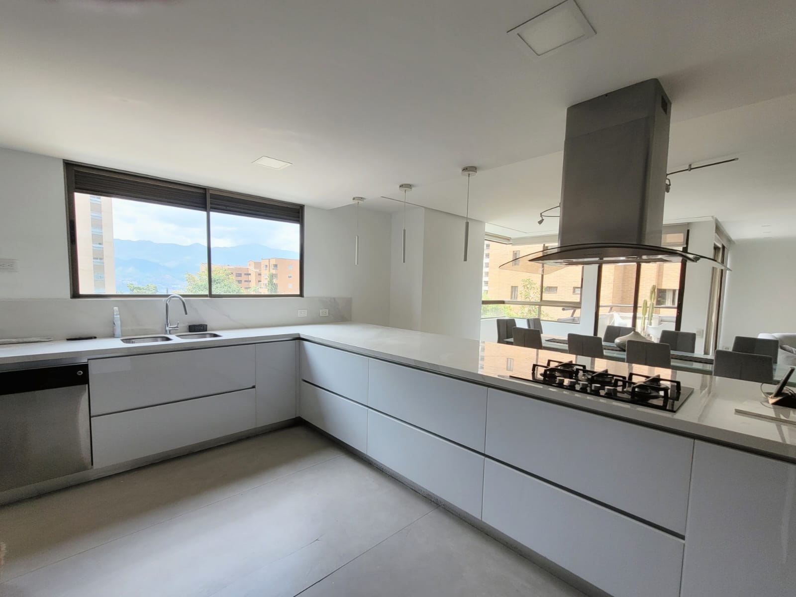 3BR Remodeled Apartment with Expansive Terrace | El Poblado