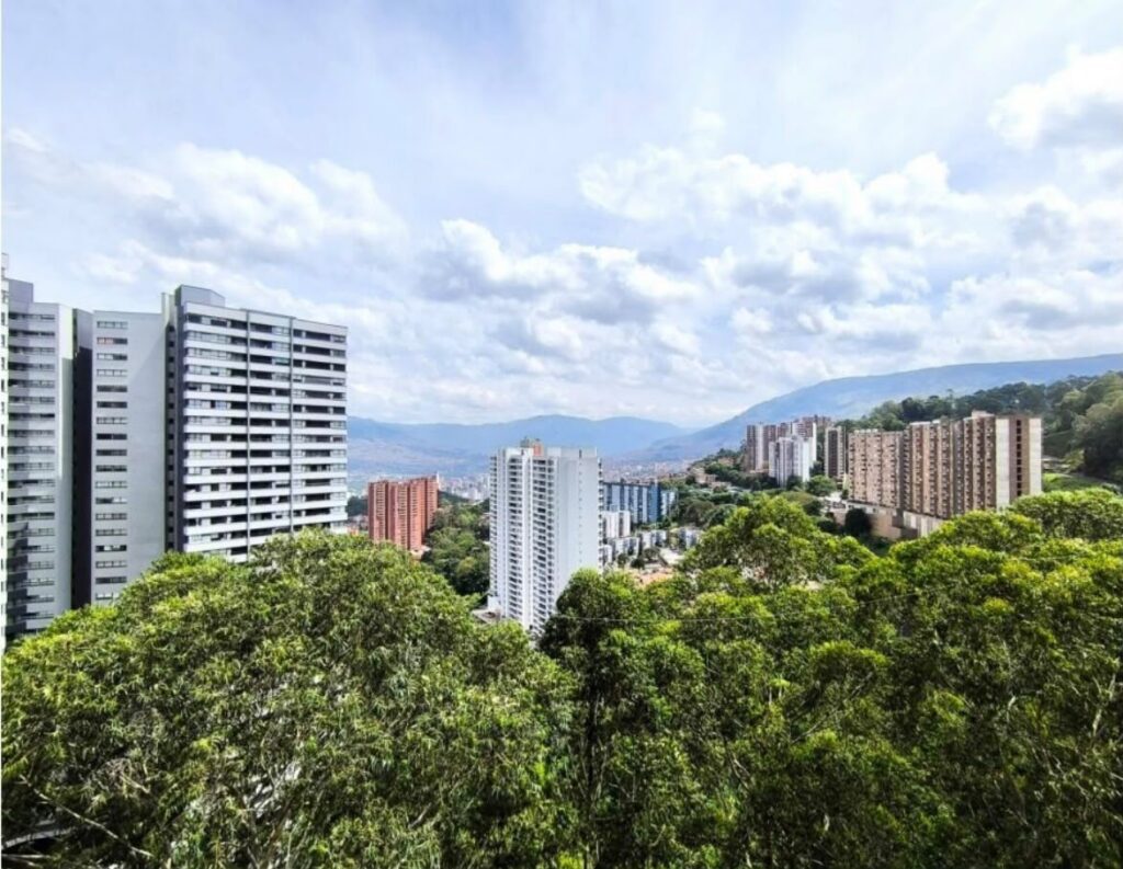 Three-Bedroom Modern Apartment with Green Views | El Poblado