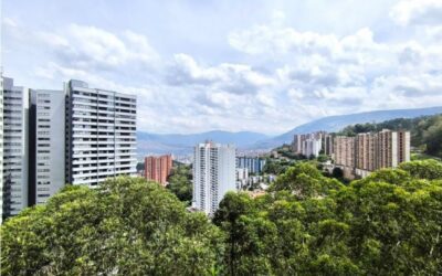 title Three-Bedroom Modern Apartment with Green Views | El Poblado