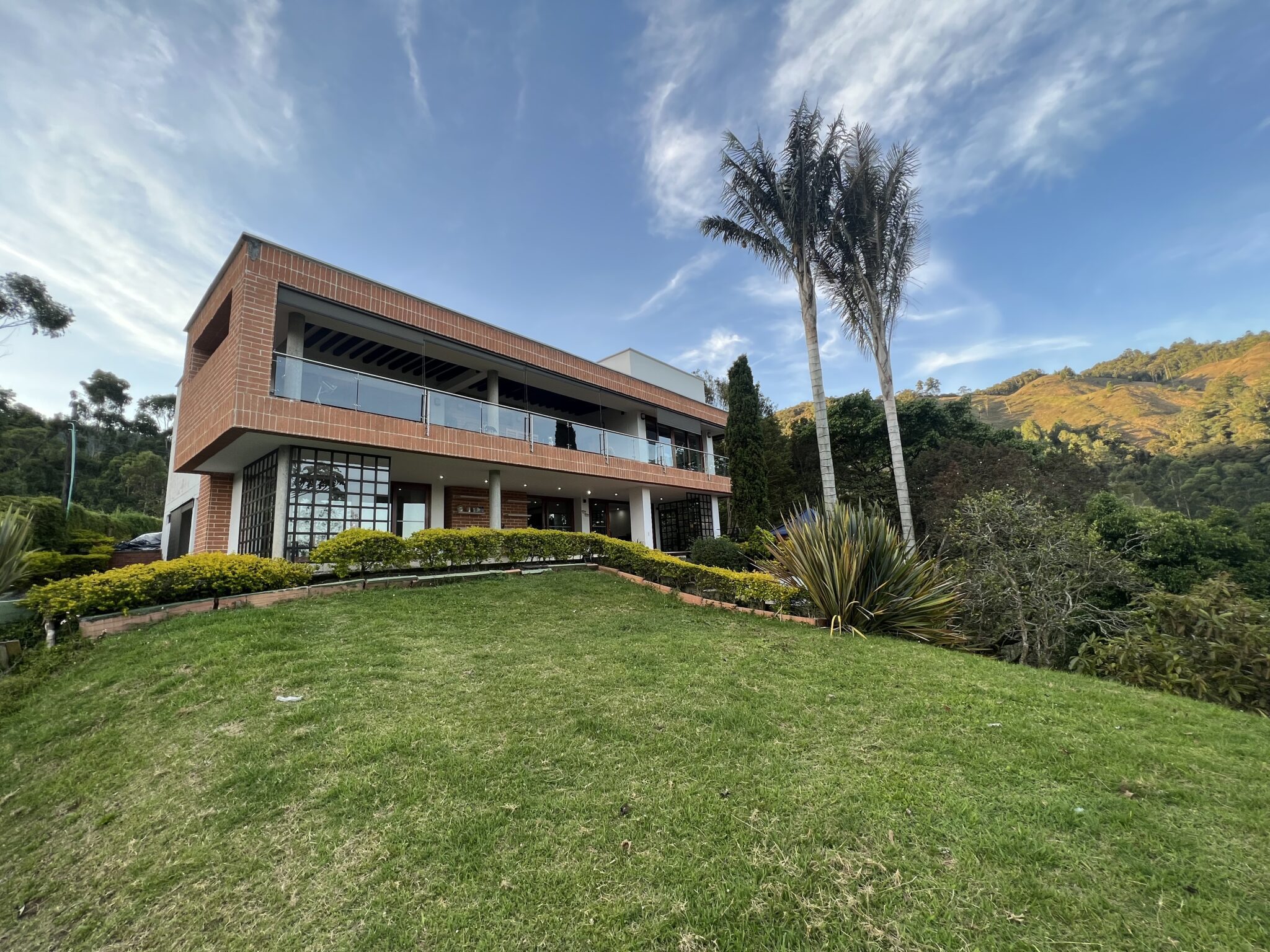 Two-Level Gated Community Home In Exclusive Sector of El Retiro With Additional 150m2 Caretaker’s House – Just 45 Minutes to El Poblado Two-Level Gated Community Home In Exclusive Sector of El Retiro With Additional 150m2 Caretaker’s House – Just 45 Minutes to El Poblado