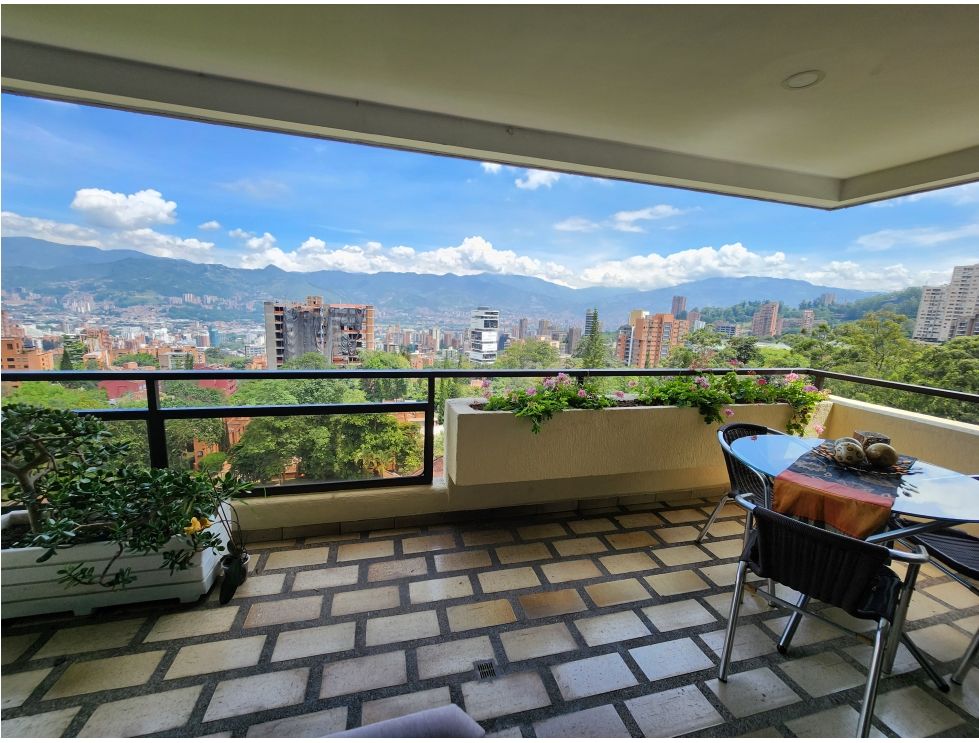 Well-Located 4BR El Poblado Penthouse With Private Terrace, Jacuzzi, and Super Views