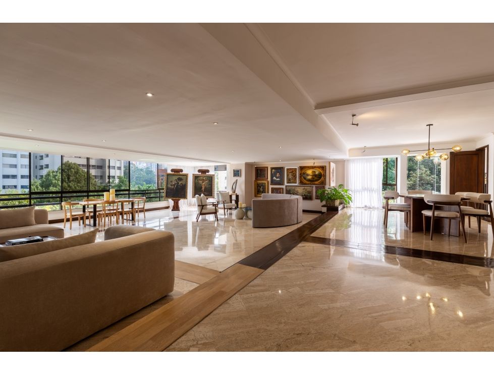Remodeled 3BR San Lucas (El Poblado) Apartment With Open Spaces, Green Views, and Additional Office Space