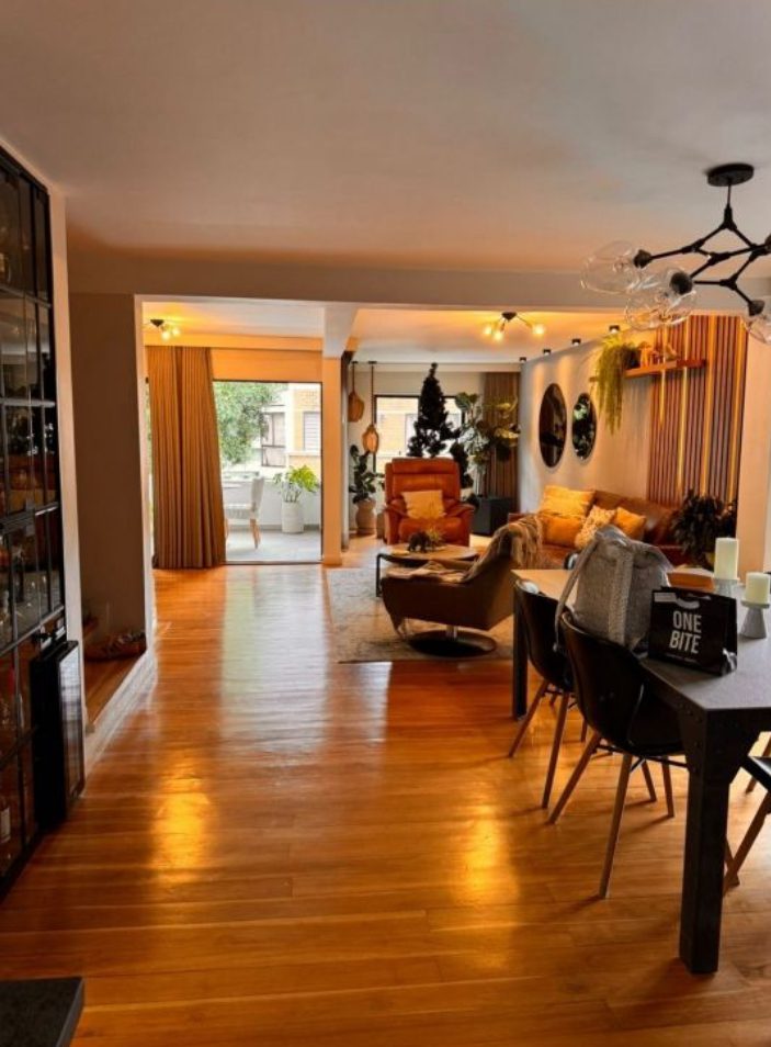 Three Level, 3BR El Poblado Townhome With Hardwood Flooring, Jacuzzi, and Low HOA Fees