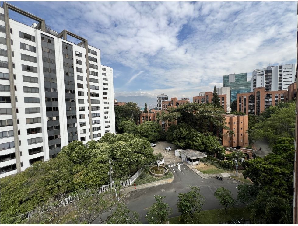 3BR El Poblado Apartment With Perfect Golden Mile Location – Recently Remodeled With Open Concept Kitchen