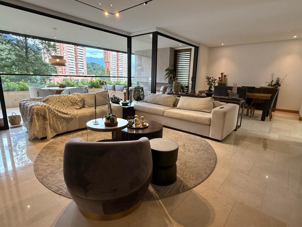 Fairly New, Modern Design 3BR El Poblado Apartment – Great Location Just Above El Tesoro Mall