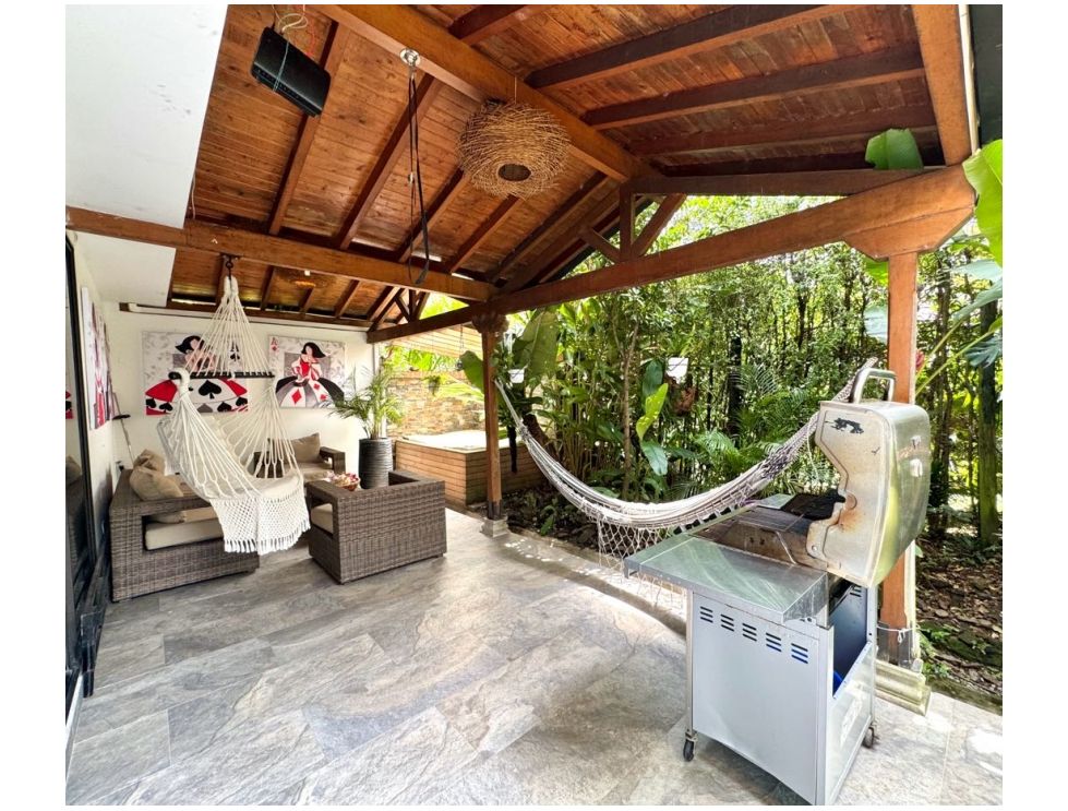 Two-Level, Remodeled El Poblado Town Home With High Ceilings, Terrace, and Jacuzzi