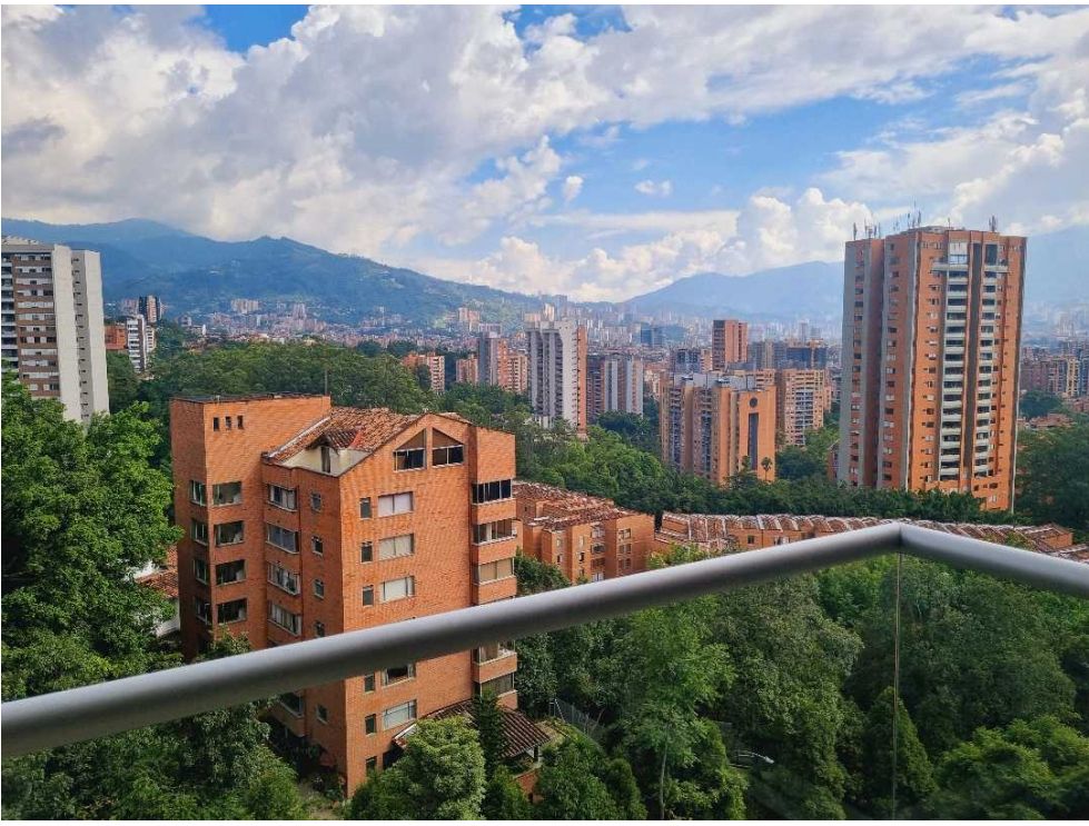 3BR El Poblado Apartment: Renovation Opportunity with Mountain Vistas in Campestre