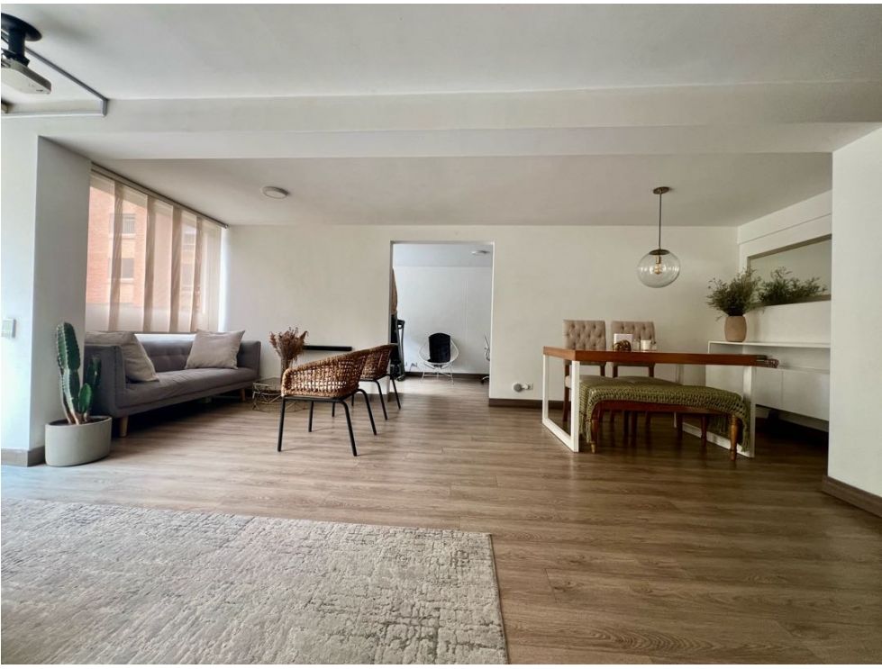 3BR El Poblado Apartment: Remodeled with Modern Kitchen and Green Views in Castropol