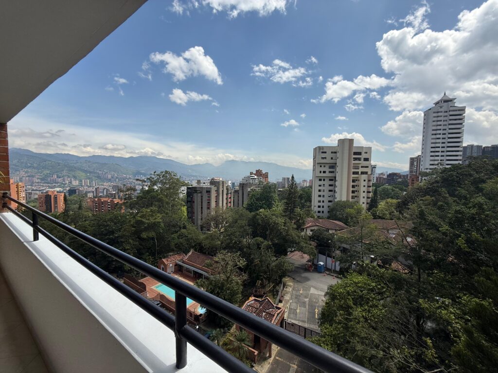 3BR El Poblado Apartment with Incredible Views and Remodel Potential – Steps From San Lucas Plaza