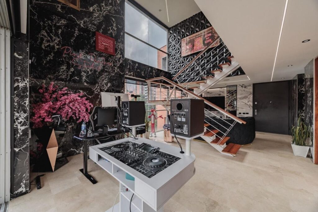 Stunning Two-Level Penthouse With Luxury Finishing’s, A/C, Views, and Perfect Golden Mile Location