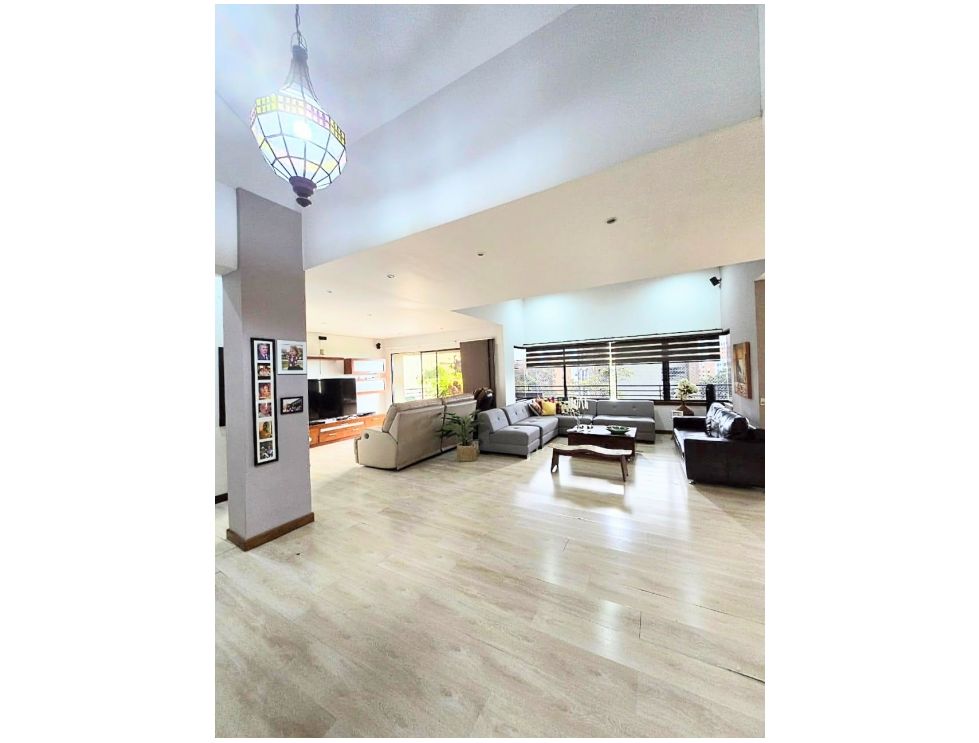 4BR El Poblado Penthouse in Tomatera with Spacious Interiors and Proximity to Provenza