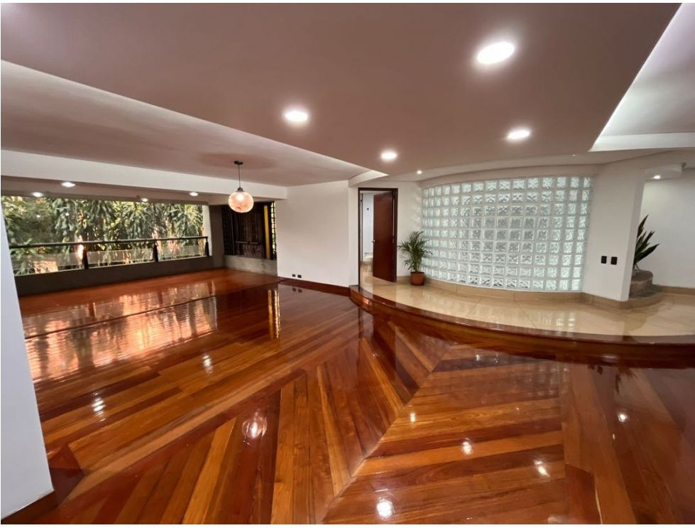3BR El Poblado Apartment in Las Lomas with Excellent Location and Upgrade Potential