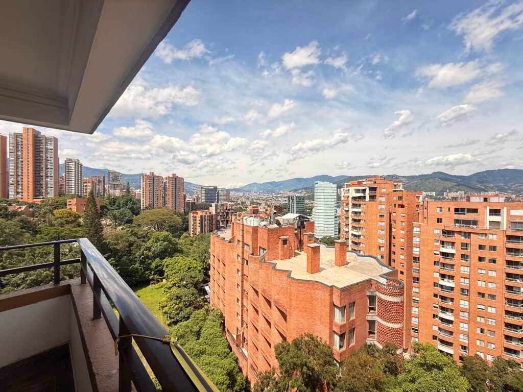 Apartment for Sale in El Poblado, Medellin | Deal! 3BR Unit
