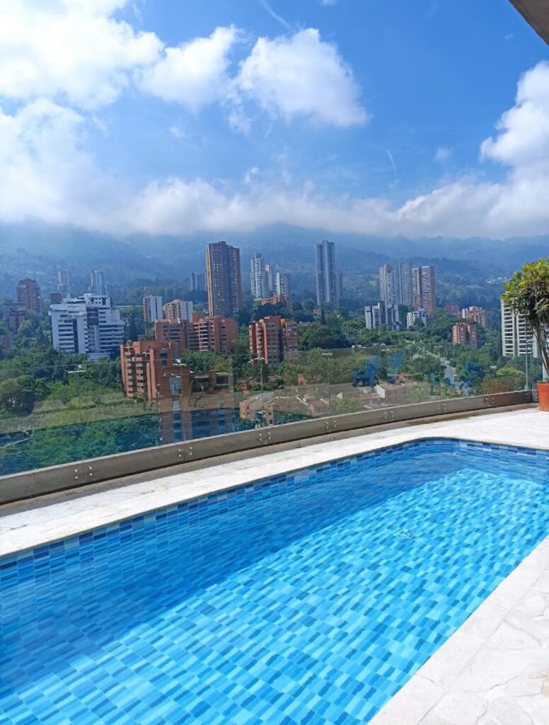 Short Term Rental Apartment With Central Location and Rooftop Pool In El Poblado