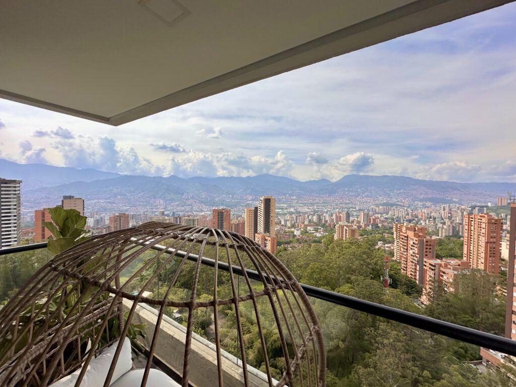 High-Floor, Turnkey 3BR El Poblado Apartment With Multiple Balconies – Just Steps To El Tesoro